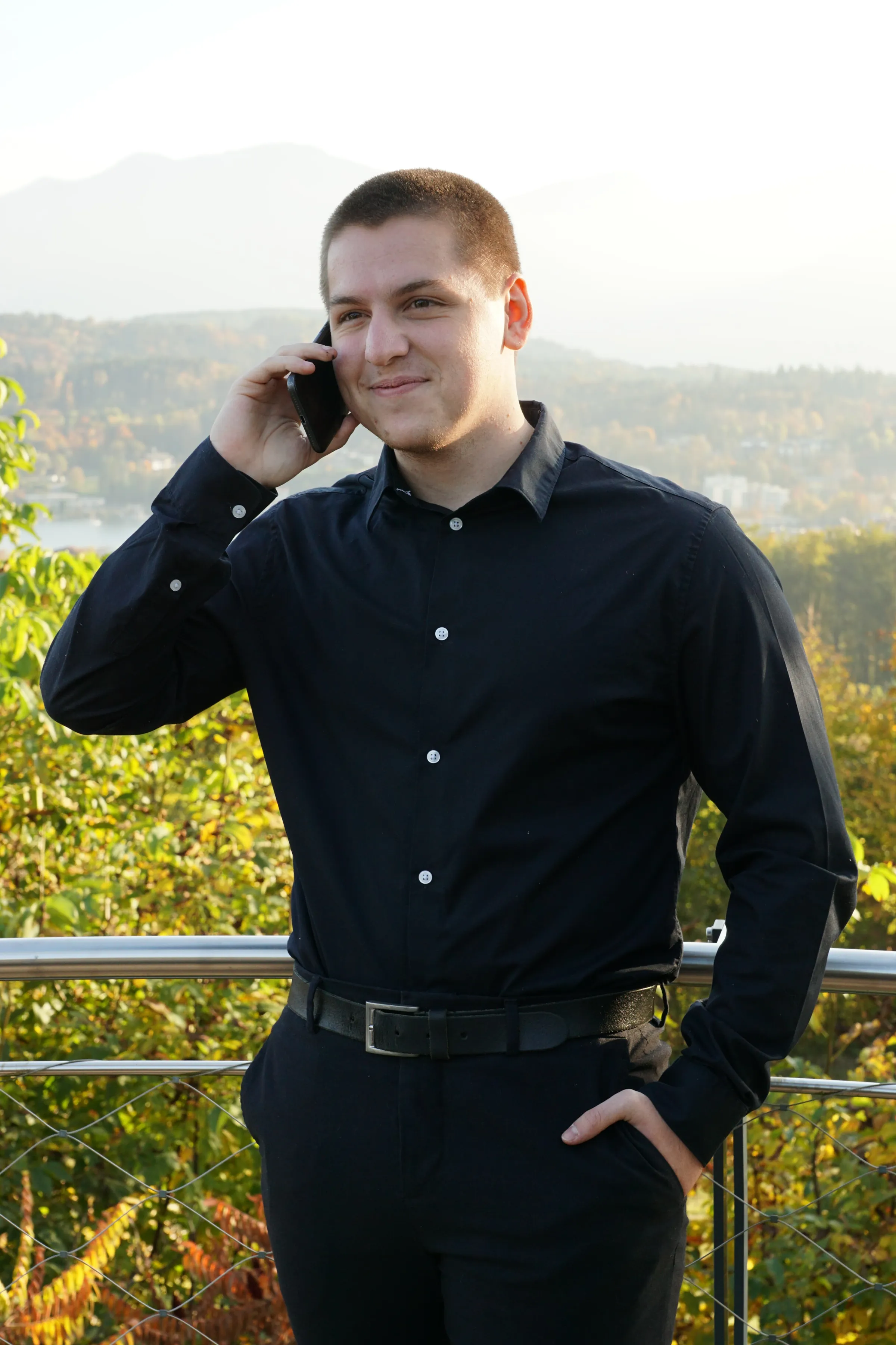 Kilian führt ein Telefonat.