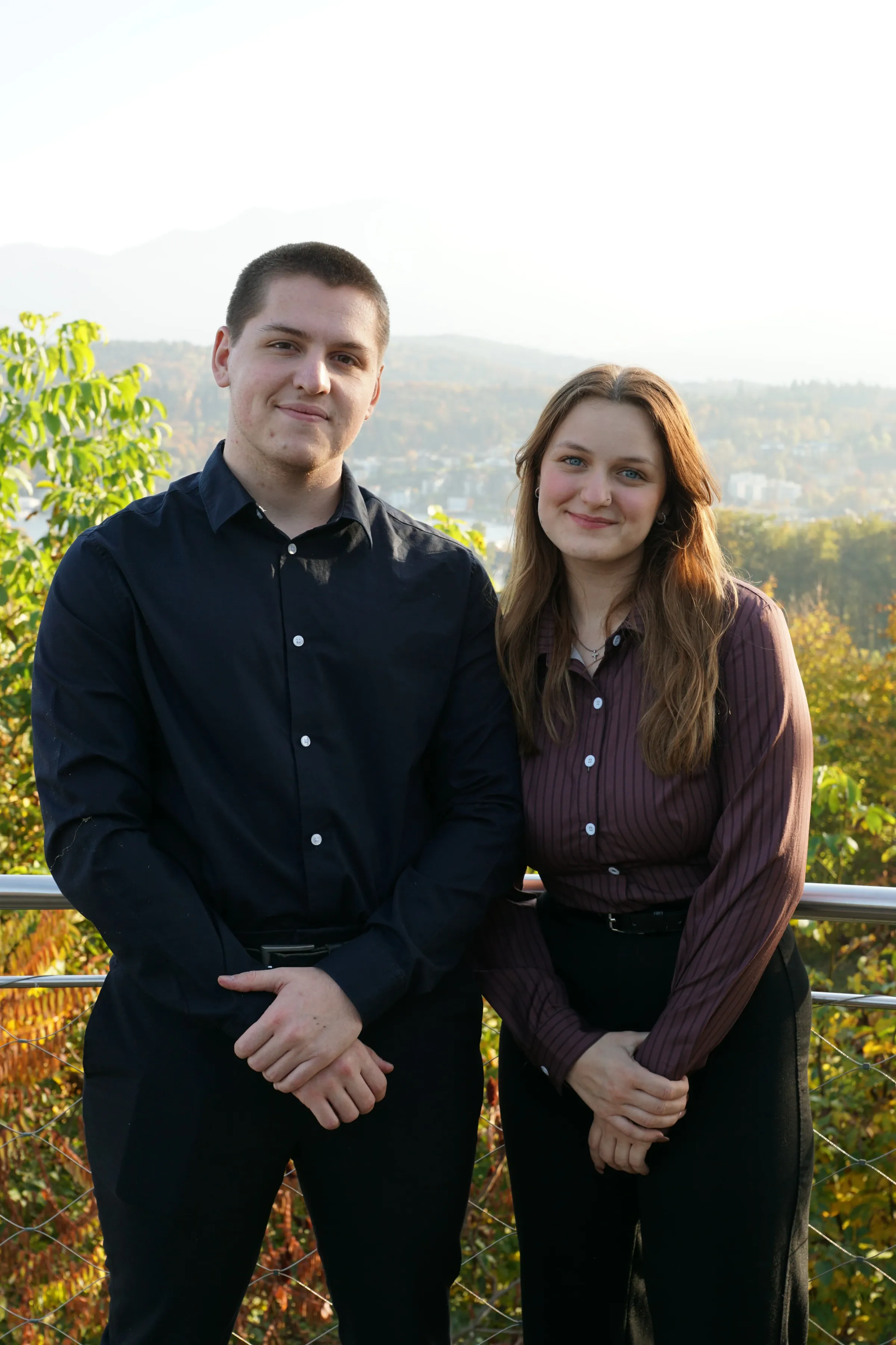 Kilian und Timea stehen lächelnd nebeneinander und blicken in die Kamera.